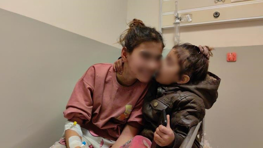 Bursa'da 4 yaşındaki bir çocuk, kendisinden 7 yaş büyük ablasını bıçakla yaraladı. İki kardeşin hastanedeki görüntüleri ise olay oldu.