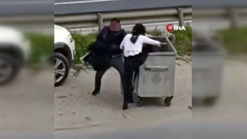 İstanbul'da alkollü olduğu iddia edilen kadın, yol kenarında ağladıktan sonra çöp konteynerine girmeye, yanındaki bir kişi ise onu durdurmaya çalıştığı anlar saniye saniye kameralara yansıdı.