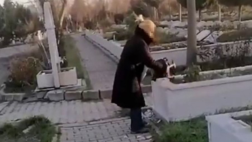 İstanbul Esenyurt'ta babasının mezarına giden kadın, kardeşlerinin habersizce yaptırdığı mezarı çekiçle parçaladı. O anlar kameraya yansıdı.