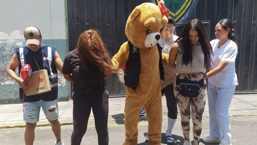 Güney Amerika ülkesi Peru’da Sevgililer Günü’nü fırsat bilen polis ayı kostümü giyip uyuşturucu satıcısı kadını kıskıvrak yakaladı.