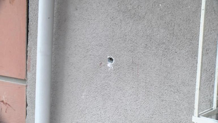 İstanbul Sultangazi'de, sokağa gelen şüphelilerden biri, silahla etrafa rasgele ateş etti. O anlar bir binanın güvenlik kamerasına yansıdı.
