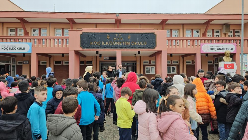 Kısa süreli deprem Gemlik ve Orhangazi'de hissedilirken, okulda bulunan çocuklar dışarı çıktı. Depremde herhangi bir hasar meydana gelmedi.