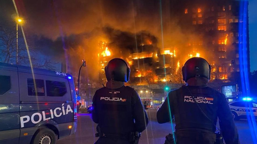 İspanya'nın Valencia kentinde 14 katlı binada çıkan yangında 4 kişi öldü, 14 kişi de yaralandı.