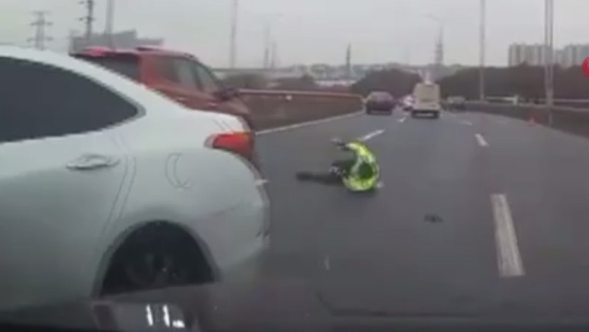 Çin'de buzlanan otoyolda 100'den fazla araç birbirine girdi. Bir aracın trafik polisine çarptığı anlar, araç kamerasına yansıdı.