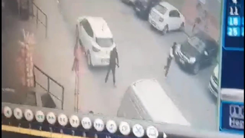 İstanbul Arnavutköy'de caddede yürüyen 2 kişi, silahlı saldırıya uğradı. Uzun namlulu silahlarla düzenlenen saldırı, güvenlik kamerasına yansıdı.