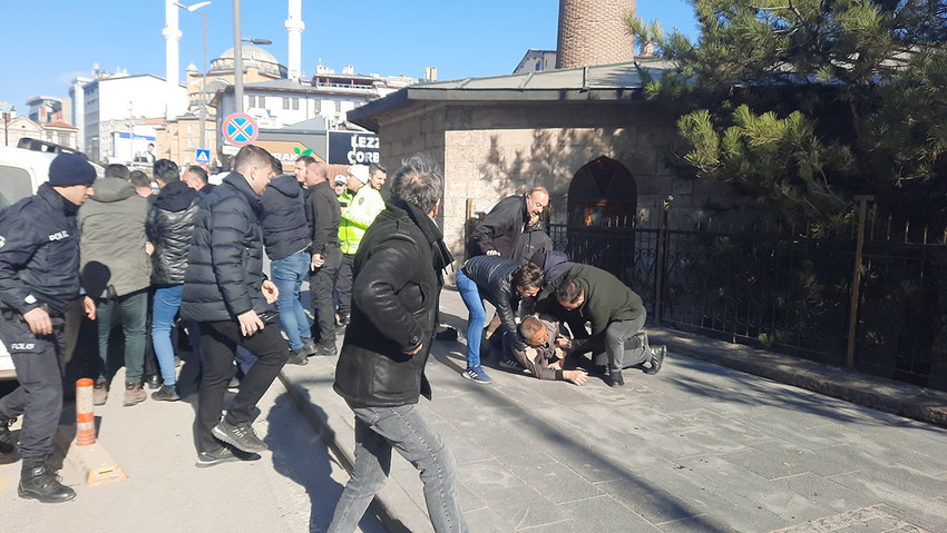 Sivas’ta bir kişi ile 2 kardeş arasında çıkan yan baktın kavgasında bir kişi bıçaklanarak yaralandı.
