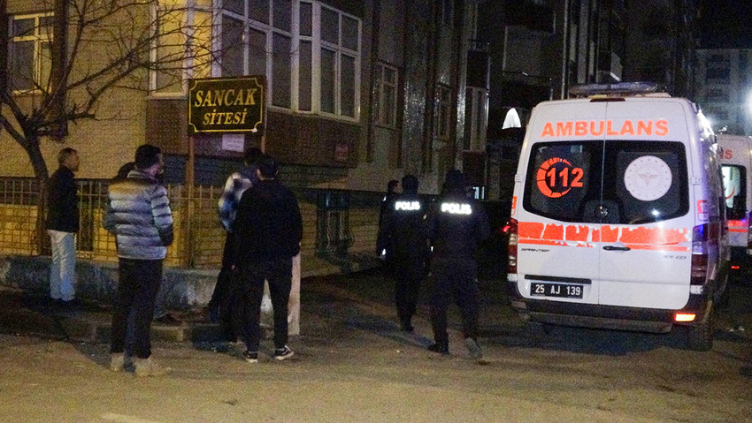 Türkiye yeni güne de yine bir aile içi cinayet haberiyle başladı. Erzurum'da öğretmen olduğu öğrenilen bir kişi 44 yaşındaki eşini ve kendisini engellemeye çalışan 20 yaşındaki kızını bıçaklayarak katletti.