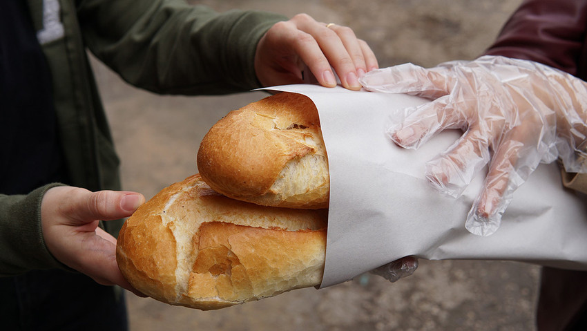 Mersin'in Tarsus ilçesinde Ramazan'ın ilk gününde vatandaşlar belediyeye ait fırında üretilen ekmeği 1 liradan aldı.