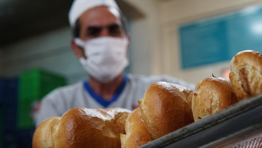 Mersin'in Tarsus ilçesinde Ramazan'ın ilk gününde vatandaşlar belediyeye ait fırında üretilen ekmeği 1 liradan aldı.