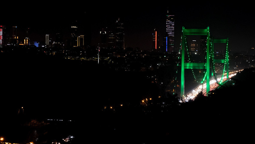İstanbul'un simgelerinden Fatih Sultan Mehmet Köprüsü, ''İrlanda Milli Günü'' nedeniyle yeşil renkte aydınlatıldı.