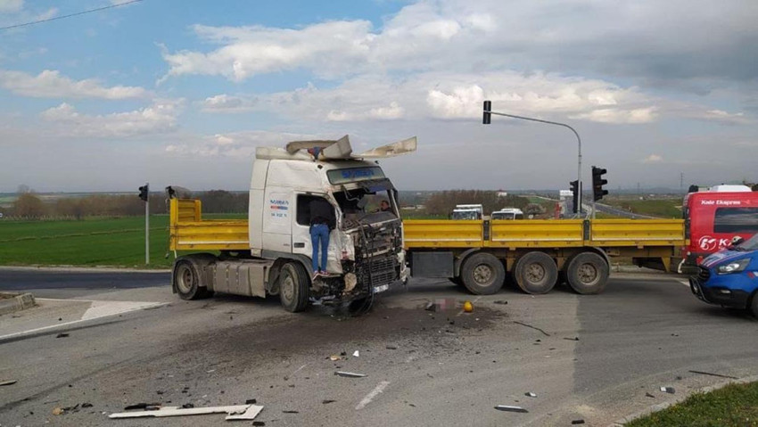 Tekirdağ'da TIR'ın yolcu otobüsüne çarptığı kazada 5 kişi hayatını kaybetti, 10 kişi de yaralandı.