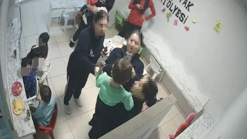 Kırıkkale’de özel bir kreşte eğitmen kadın tarafından kolundan savrulan 2,5 yaşındaki çocuğun kafası masaya çarparak yarıldı. Kafasına dikiş atılan çocuğun anne ve babası kamera görüntüsünü izleyince şoke oldu.