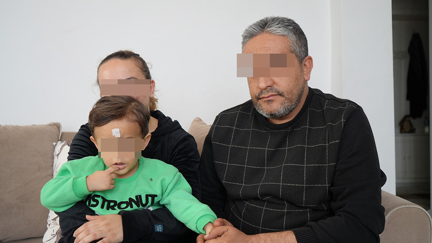 Kırıkkale’de özel bir kreşte eğitmen kadın tarafından kolundan savrulan 2,5 yaşındaki çocuğun kafası masaya çarparak yarıldı. Kafasına dikiş atılan çocuğun anne ve babası kamera görüntüsünü izleyince şoke oldu.