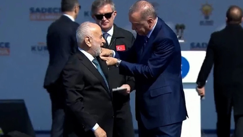 AK Parti'nin ''Yeniden Büyük İstanbul Mitingi'ne katılan Cumhurbaşkanı Erdoğan, Yeniden Refah'tan istifa eden İstanbul Milletvekili Suat Pamukçu'ya rozetini taktı. 