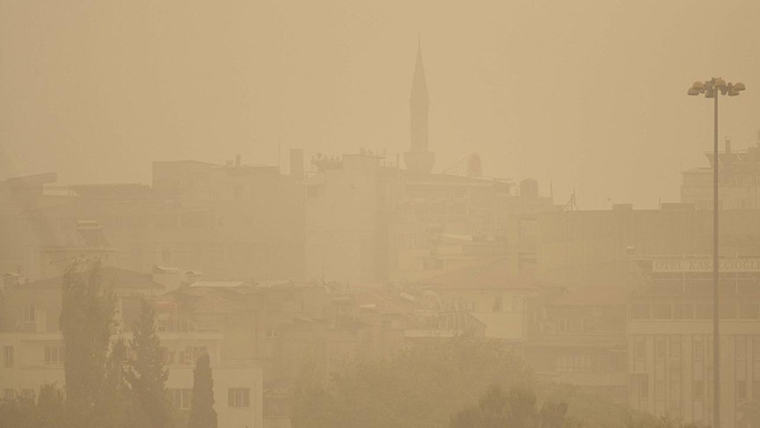 Meteoroloji'den alınan tahminlere göre, Marmara ve Ege bölgelerinde toz taşınımı bekleniyor. Uzmanlar, dışarıda maske takılması konusunda uyarıda bulundu.