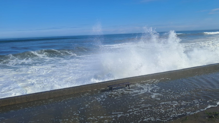 Rize'nin Pazar ilçesinde etkili olan fırtına nedeniyle sahilde dalgaların boyu 3 metreyi aştı. Yetkililer sahilden uzak durulması konusunda uyarılarda bulundu.