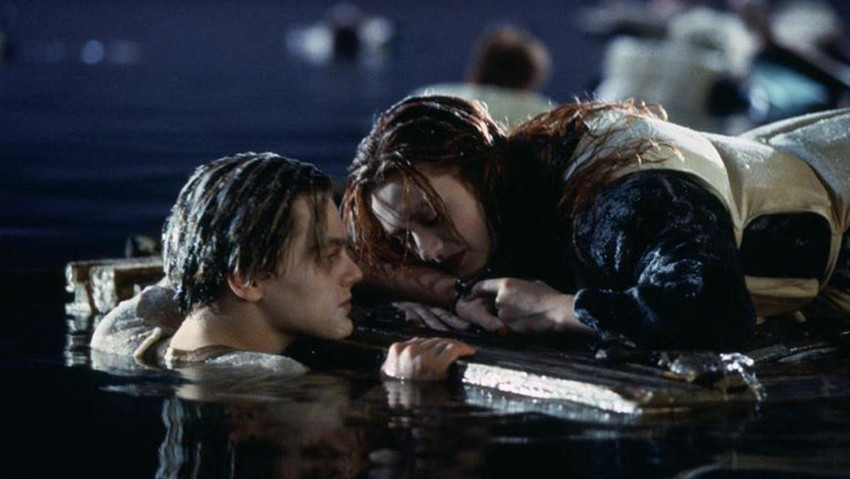 Sinema tarihinin unutulmaz filmlerinden biri olan Titanic'te, Rose karakterinin hayatını kurtaran kapının çerçevesi 718 bin 750 dolara satıldı.