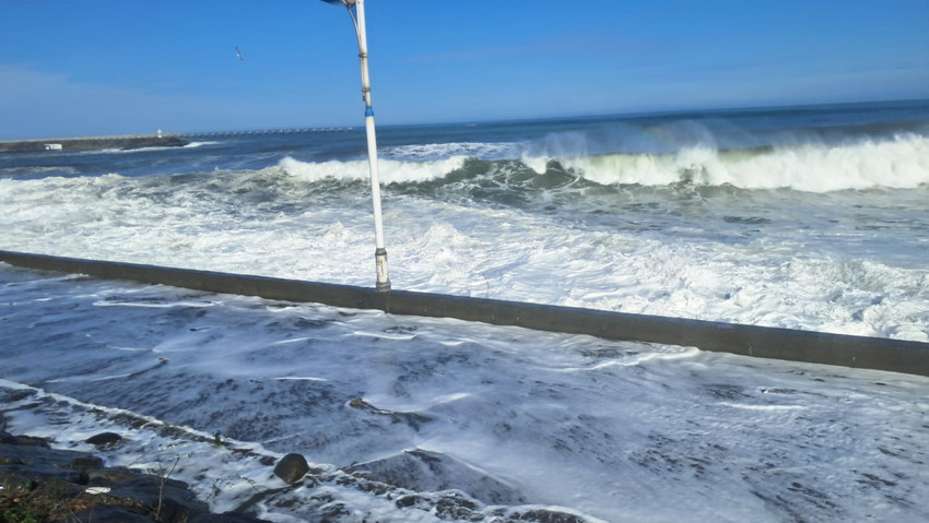 Rize'nin Pazar ilçesinde etkili olan fırtına nedeniyle sahilde dalgaların boyu 3 metreyi aştı. Yetkililer sahilden uzak durulması konusunda uyarılarda bulundu.