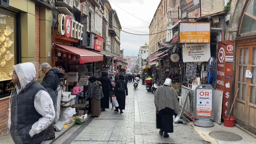 İstanbul Fatih'te iddiaya göre telefon kılıfı iadesi nedeniyle esnaf ile kadın arasında tartışma çıktı. Kavgaya dönüşen tartışmada darbedilen kadın yere düştü. Olay sonrası polis, bir kişiyi gözaltına aldı.