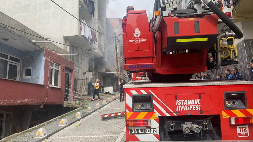 İstanbul Esenyurt'ta 5 katlı binada yangın çıktı. Çıkan yangına ekipler müdahale ederken, binada mahsur kalan vatandaşları kurtarmak için çalışmalar sürüyor.