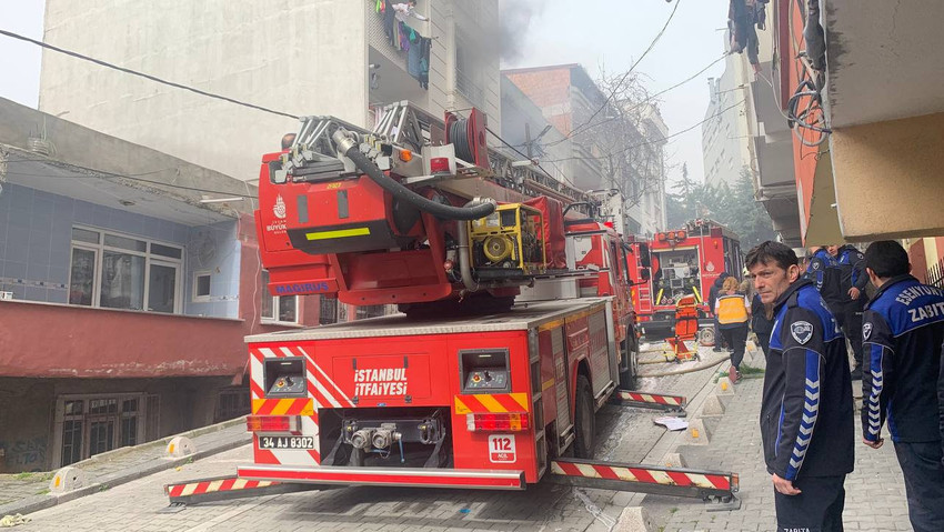 İstanbul Esenyurt'ta 5 katlı binada yangın çıktı. Çıkan yangına ekipler müdahale ederken, binada mahsur kalan vatandaşları kurtarmak için çalışmalar sürüyor.