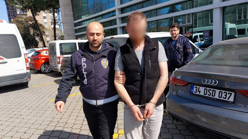 Samsun'da silah çekerek servis minibüs şoförünü araçtan indiren ve aracı alıp kaçtıktan sonra terk eden şahıs, polis tarafından yakalandı ve mahkemece tutuklandı.