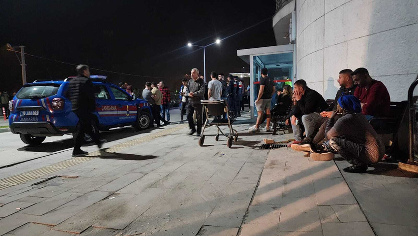 Türkiye bugün yerel seçimler için sandık başına giderken, Bursa'da akrabasını desteklemediği gerekçesiyle saldırıya uğrayan bir kişi hayatını kaybetti. Saldırıda biri çocuk 2 kişi de yaralandı: