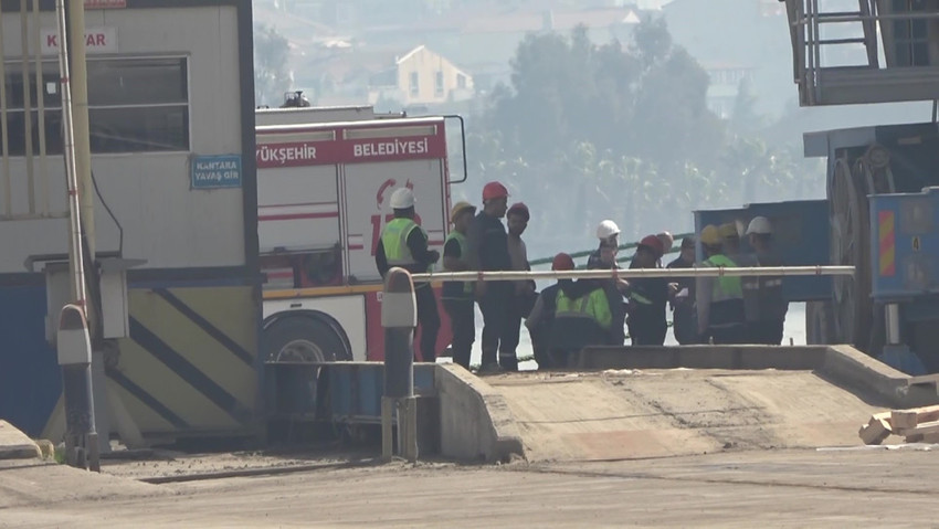 Kocaeli'nin Körfez ilçesinde bulunan Rota Limanı'nda demirli geminin güverte kısmında elektrik kablolarından yangın çıktı.