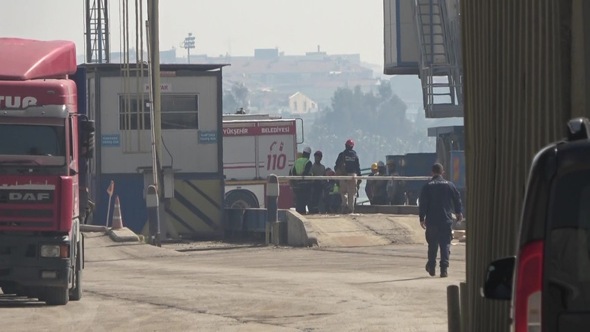 Kocaeli'nin Körfez ilçesinde bulunan Rota Limanı'nda demirli geminin güverte kısmında elektrik kablolarından yangın çıktı.