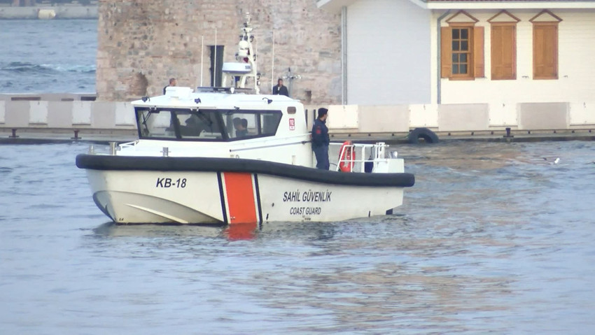 İstanbul Üsküdar'da kıyafetlerini çıkarıp denize giren bir kişi gözden kayboldu. Sahil güvenlik ekipleri arama kurtarma çalışması başlattı. 