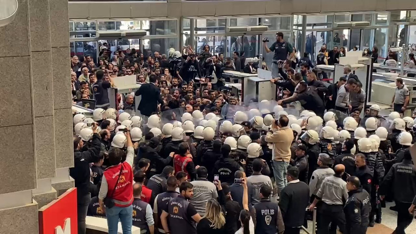 İstanbul Adalet Sarayı'nda Van Büyükşehir Belediyesi Başkanı seçilen Abdullah Zeydan’ın memnu hakkının geri alınmasını protesto eden avukatlara, polis müdahalede bulundu.