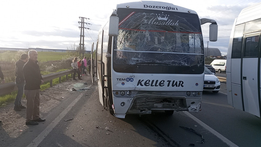 Tekirdağ'ın Ergene ilçesinde işçi servisi ile askeri personel taşıyan servisin çarpıştığı kazada 16kişi yaralandı.