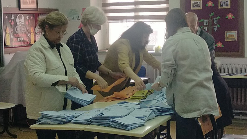 Edirne'de seçim günü temizlik görevlisinin sayılmayan muhtarlık oy pusulalarını çöpe atması, seçimin yenilenmesine neden oldu.