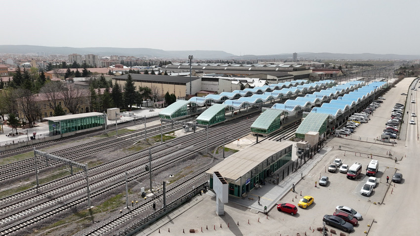 Yaklaşan Ramazan Bayramı tatili nedeniyle Yüksek Hızlı Tren'e talep patladı. Eskişehir'de 5 ile 14 Nisan tarihleri arasında yapılacak YHT seferlerinin biletleri tükendi. 