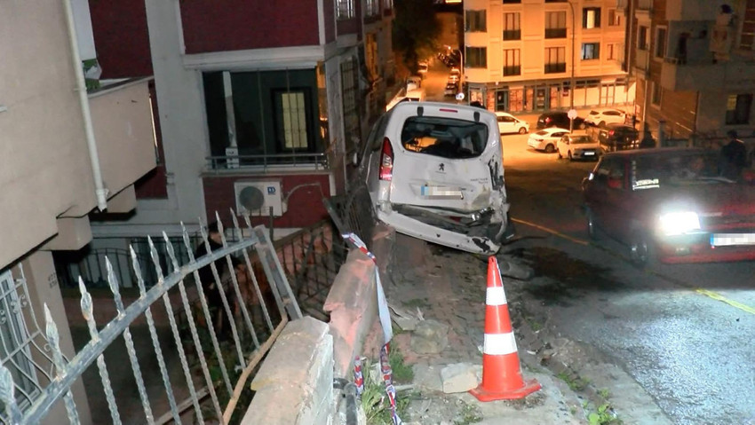 İstanbul Çekmeköy'de, sokakta geri kayan çöp kamyonu park halindeki 3 araca çarparak maddi hasara neden oldu. 