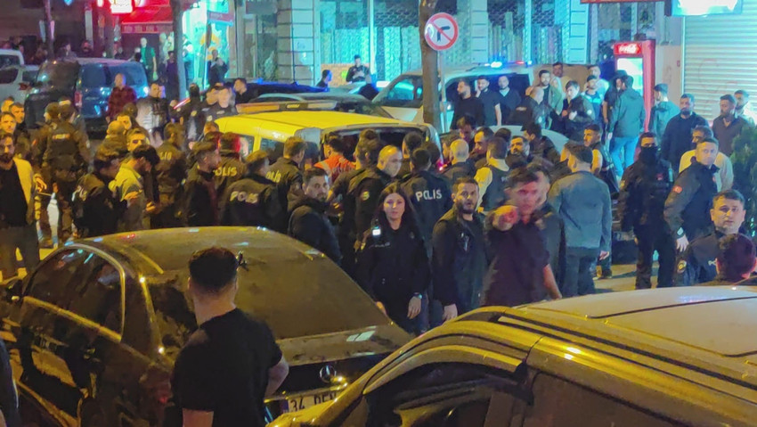 İstanbul Sultangazi'de gece bekçileri ile esnaf arasında kavga çıktı. Kavgada çok sayıda kişi gözaltına alındı.