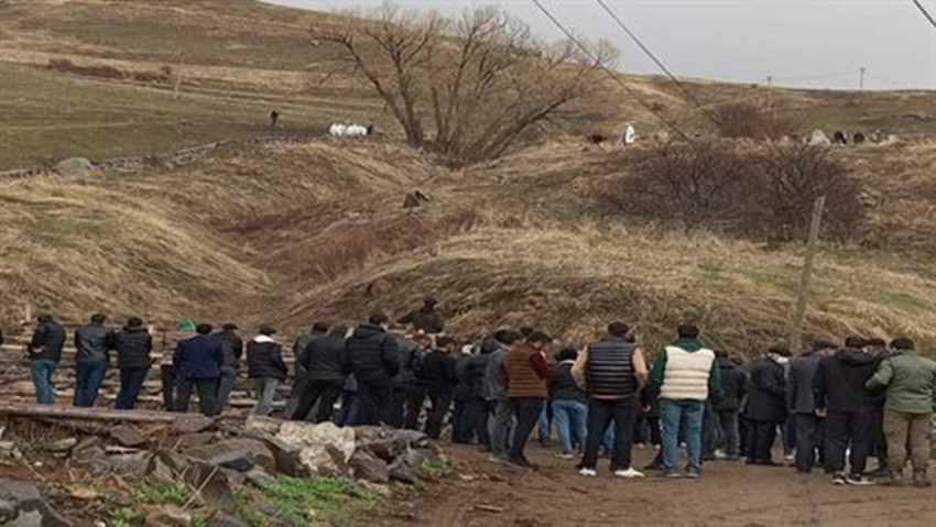 Erzurum'da kene ısırması sonrası tedavi gördüğü hastanede ölen 2 çocuk babası İ.Y. (37), sağlıkçıların getirdiği özel giysiler giyen mahalledeki gençler tarafından toprağa verildi.