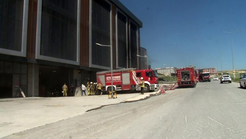 İstanbul Arnavutköy'de 64 işyerinin bulunduğu iş hanında çıkan yangın, itfaiye ekiplerince söndürüldü.
