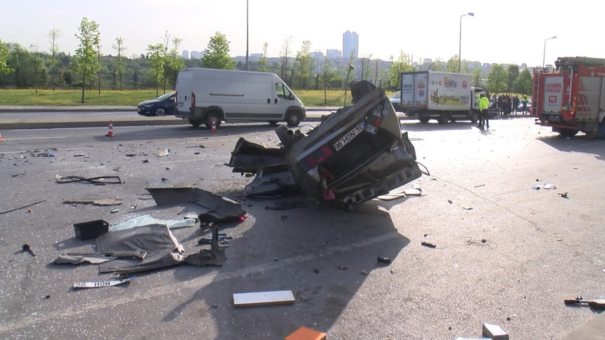 İstanbul Bağcılar'da 5 aracın karıştığı zincirleme trafik kazasında 3 kişi yaralandı.