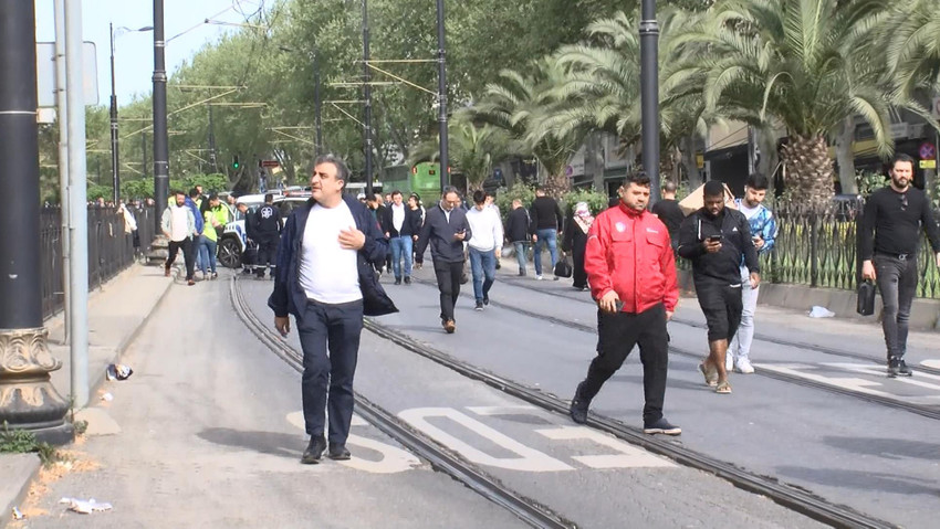 İstanbul'da Kabataş-Bağcılar seferini yapan tramvayda teknik arıza meydana geldi. Yolcular tramvaydan inerek raylarda yürüdü.