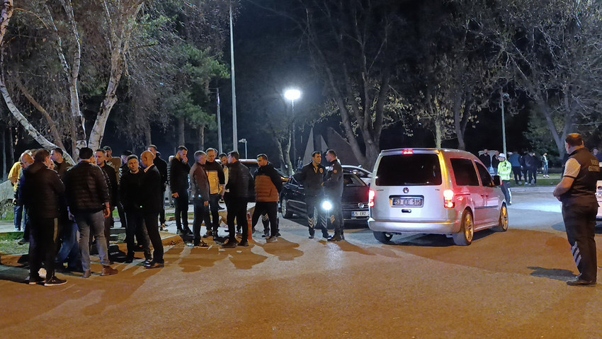 Erzurum Atatürk Üniversitesi kampüsünde iki öğrenci grubu arasında çıkan tartışma kavgaya dönüştü. Çıkan kavgada 4 kişi yaralanırken olayla ilgili olarak 10 kişi gözaltına alındı.