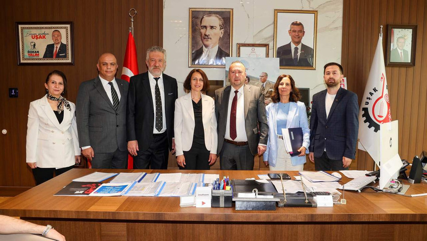 Uşak Belediye Başkanı Özkan Yalım ve Tüm-Yerel Sen yetkilileri arasında belediyede çalışan memurlara her ay sosyal denge tazminatı ödenmesi için protokol imzalandı.