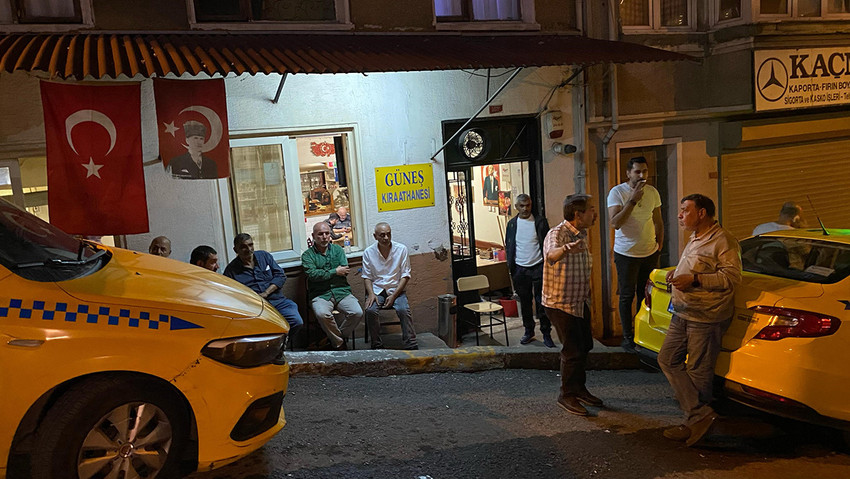 İstanbul Sarıyer’de aracına binen yabancı uyruklu şahıs tarafından 5 yerinden bıçaklanarak yol kenarına atılan taksici hayatını kaybetti. 