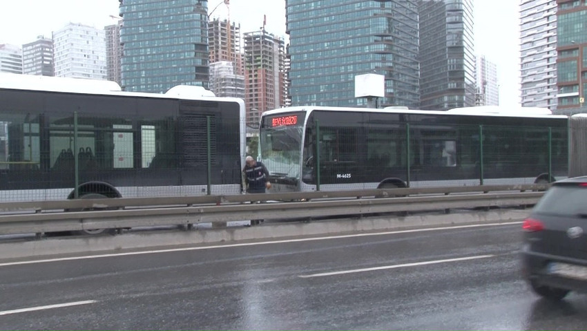 İstanbul'da iki metrobüs çarptıştı - Resim : 1