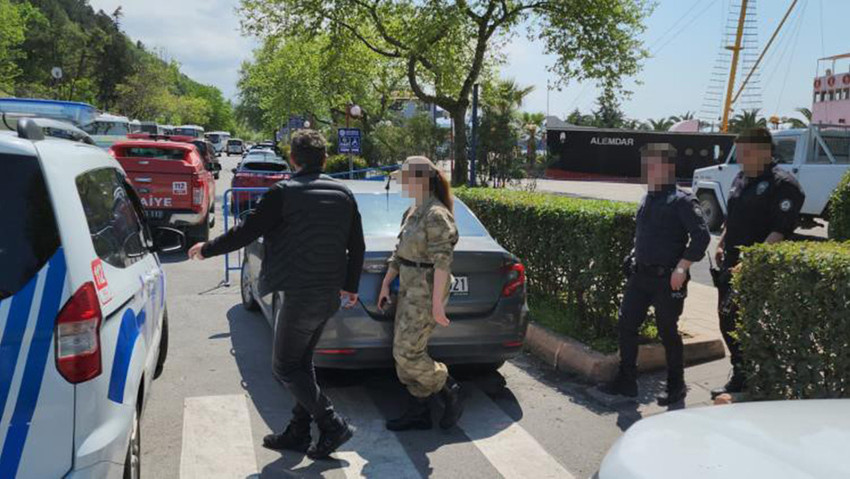 Zonguldak'ta kaldırımda üzerindeki asker üniformasıyla vatandaşlara GBT sorgulaması yaparken fark edilen şüpheli, sivil polis ekiplerince gözaltına alındı. Gözaltına alınan sahte askerin sözleşmeli öğretmen olduğu ortaya çıktı.