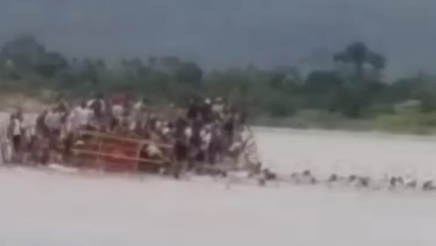 300 kişiyi taşıyan tekne battı: Çok sayıda ölü var - Resim : 1