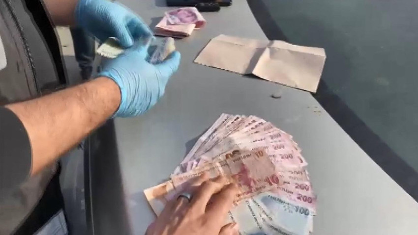 İstanbul'da vergi borcu olan bir kişiyi, tehdit ederek rüşvet istediği öne sürülen vergi dairesinde görevli gelir uzmanı ve icra memuru, mali şube ekipleri tarafından para aldıkları sırada suçüstü yakalandı. 