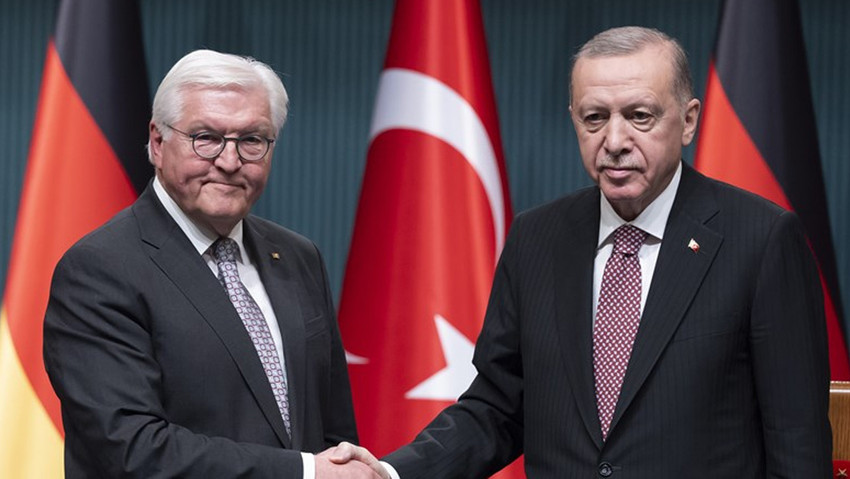 Cumhurbaşkanı Erdoğan, Almanya Cumhurbaşkanı Steinmeier'i Beştepe'de resmi törenle karşıladı. İki lider görüşmenin ardından ortak basın toplantısı düzenledi. Cumhurbaşkanı Erdoğan İsrail ile ticari ilişkilere ilişkin soruya, ''Yoğun ticareti ilişkileri artık ayakta tutmuyoruz o iş bitti.'' yanıtını verdi.