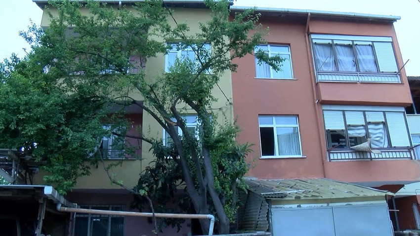 İstanbul Kartal'da kiracısının evinden çıkmasını isteyen ev sahibi, iddiaya göre daireye ait kanalizasyon giderini tıkadı. 20 gündür tuvaletlerini kullanamayan aile, evde kötü kokudan duramadıklarını söyledi.
