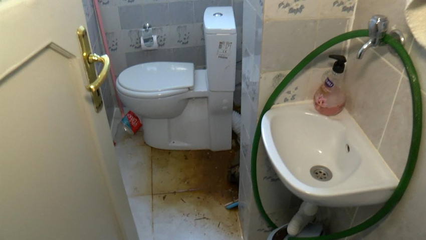 İstanbul Kartal'da kiracısının evinden çıkmasını isteyen ev sahibi, iddiaya göre daireye ait kanalizasyon giderini tıkadı. 20 gündür tuvaletlerini kullanamayan aile, evde kötü kokudan duramadıklarını söyledi.